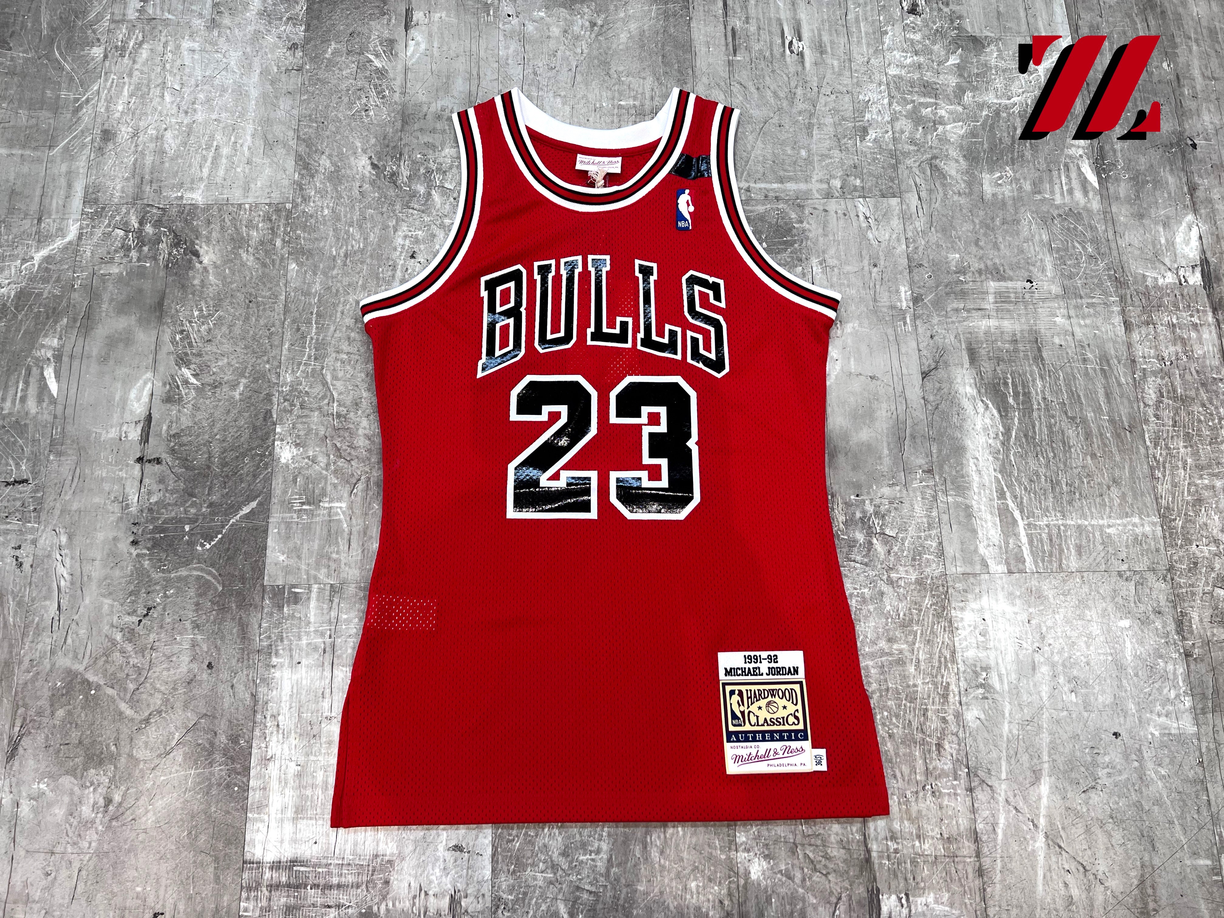 Mitchell & Ness Youth 1996 Chicago Bulls Michael Jordan #23 Black Hardwood  Classics Authentic Jersey