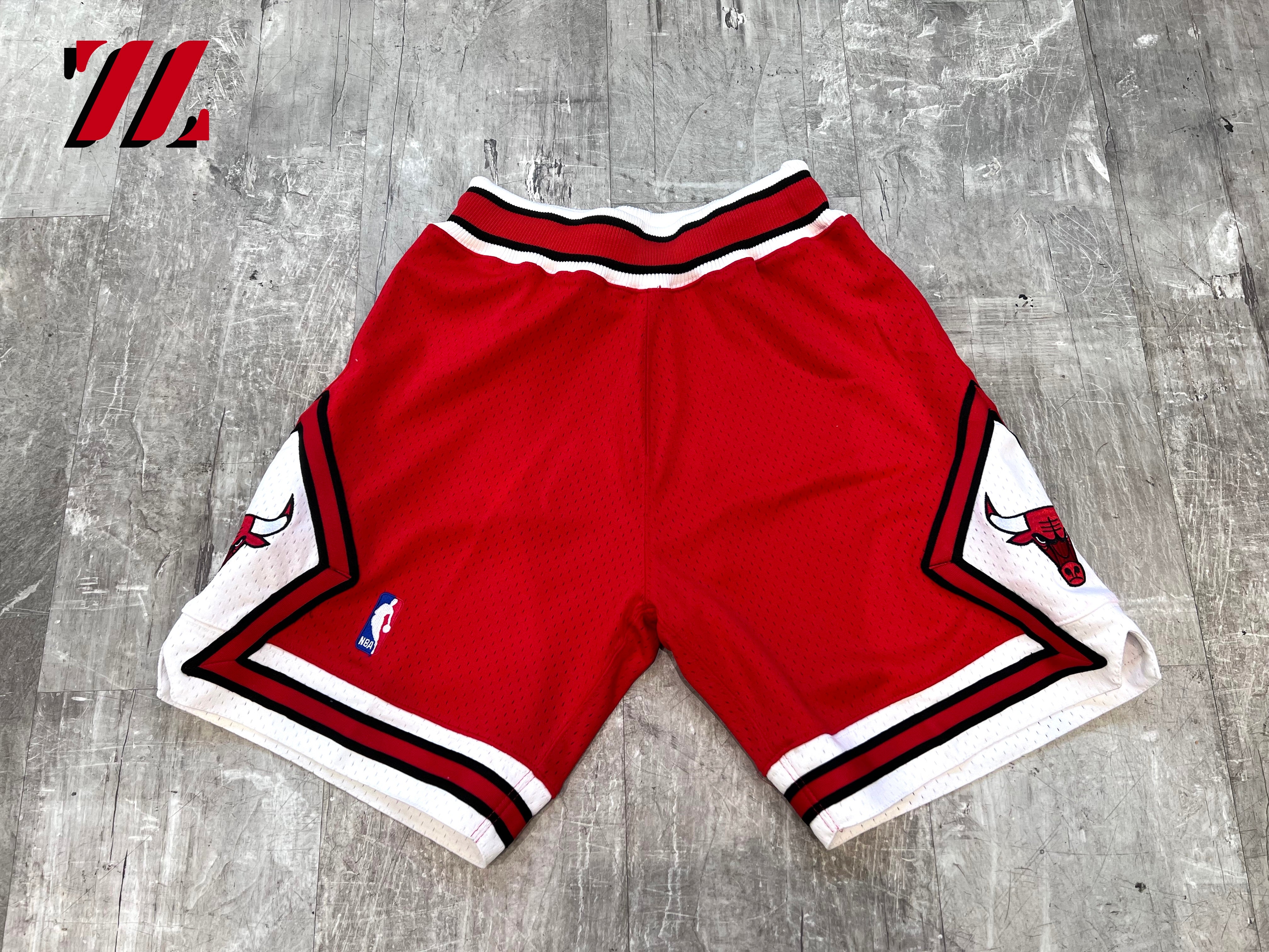 Mitchell & Ness 87-88 Chicago Bulls Road Authentic Shorts - L