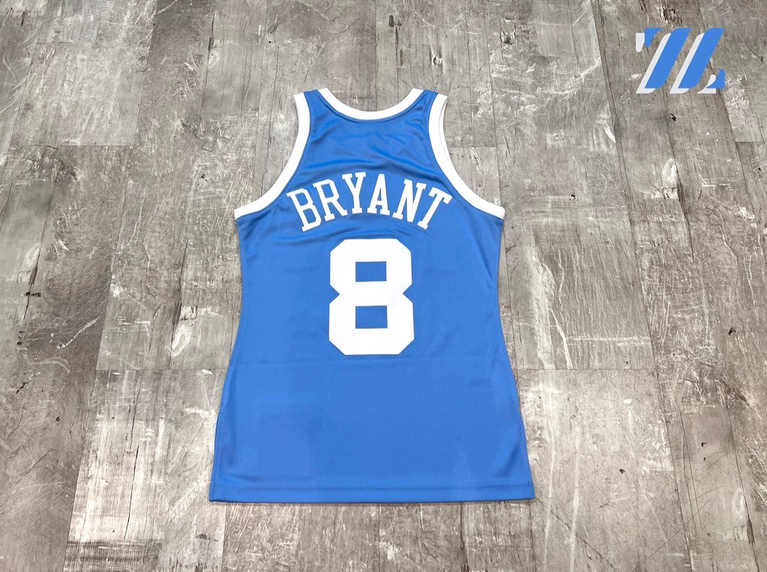 Mitchell & Ness NBA Kobe Bryant Los Angeles Lakers Alternate Jersey #8 ‘04-‘05