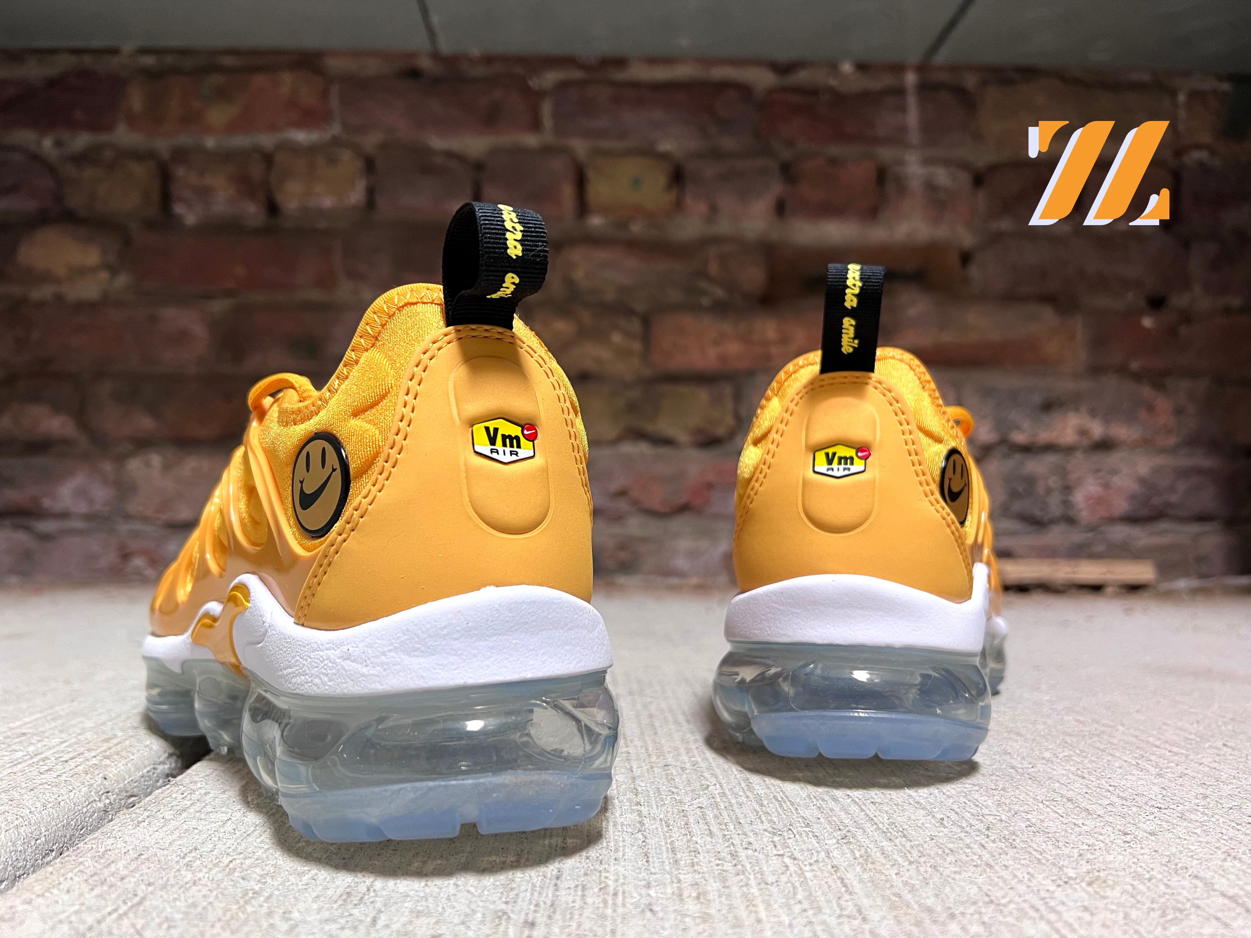 Black and gold clearance nike vapormax plus women's