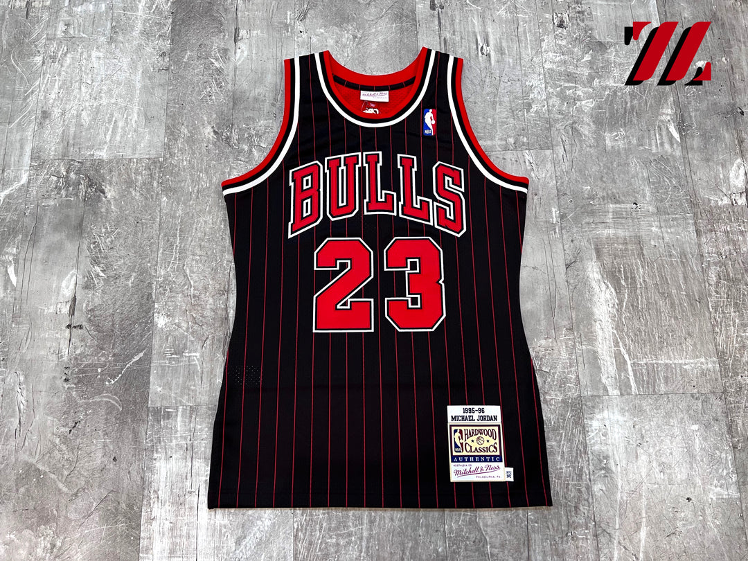 Mitchell & Ness Chicago Bulls 1995-96 Michael Jordan Authentic Jersey Black